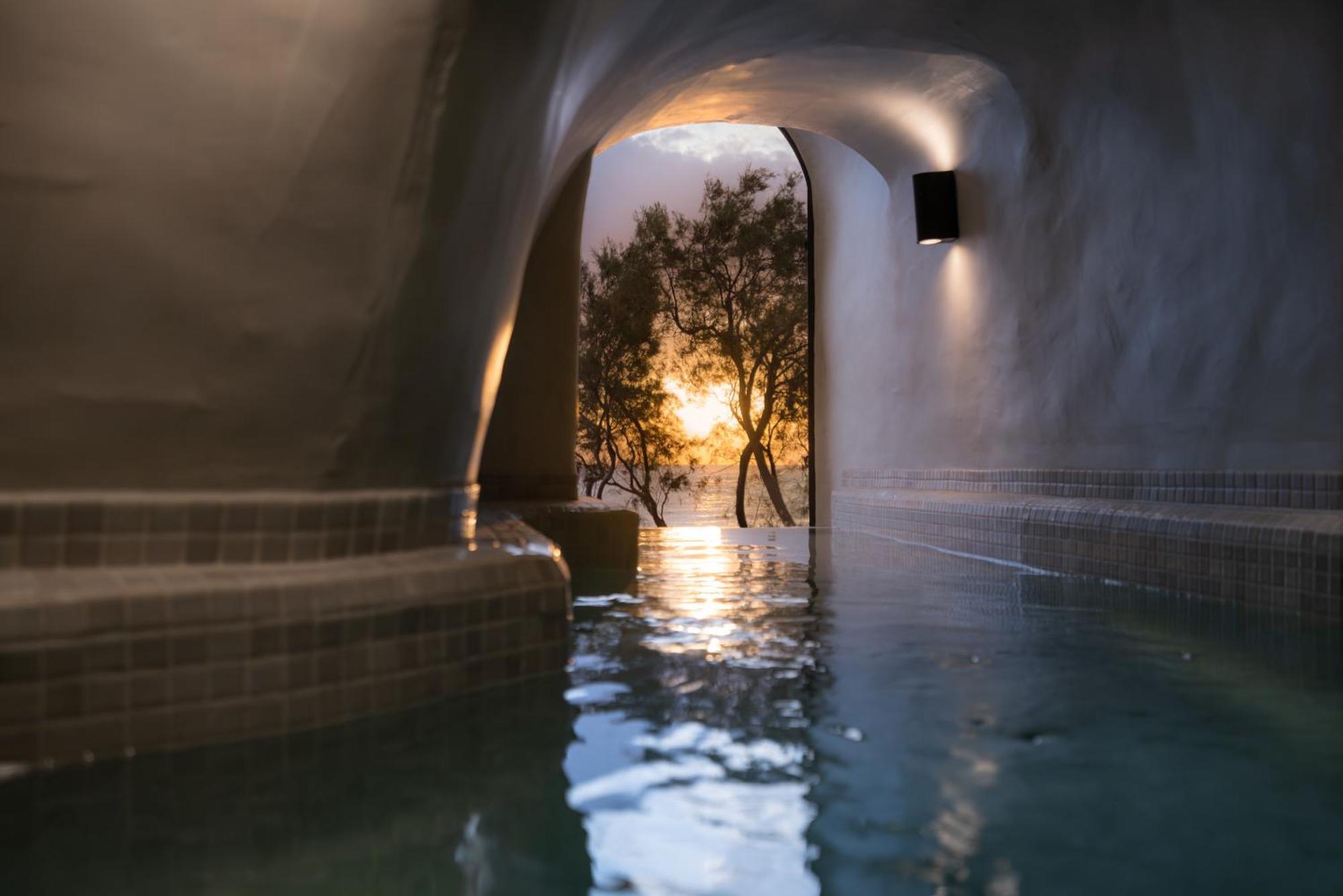 Neoma Luxury Suites Картерадос Екстериор снимка